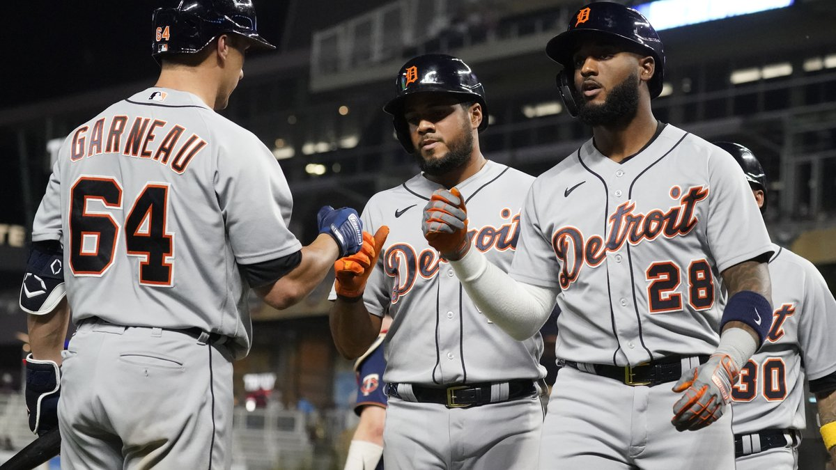 detroit tigers players on the field